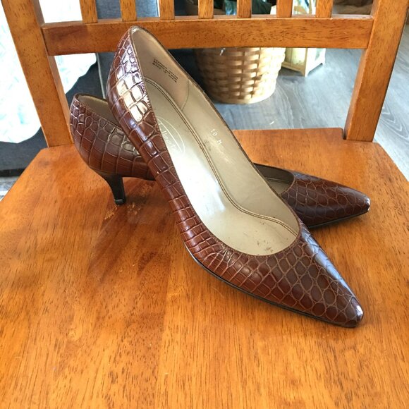 Talbots Pumps Size 10 M Brown Leather Crocodile-embossed Heels Pumps. - Picture 2 of 6